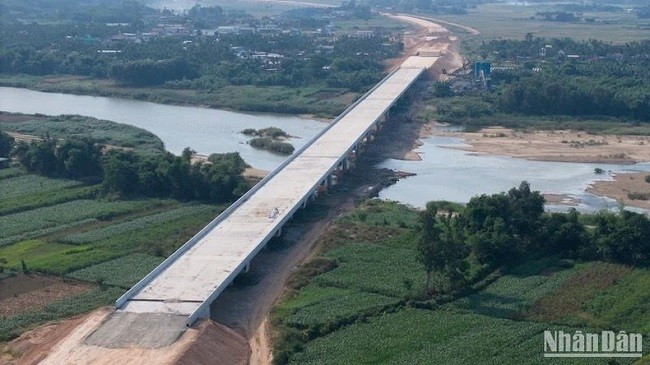 Tuyến cao tốc 88km có 77 cầu, 667 cống và hầm chui dân sinh. Tuyến cao tốc 88km có 77 cầu, 667 cống và hầm chui dân sinh.