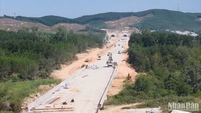 Các kỹ sư, công nhân hoàn thiện tuyến đường và hầm qua núi.