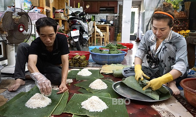 Chị Đặng Thị Hồng Phúc, chủ cơ sở bánh chưng Hồng Phúc, có cơ ngơi vững vàng nhờ nghề làm bánh chưng.