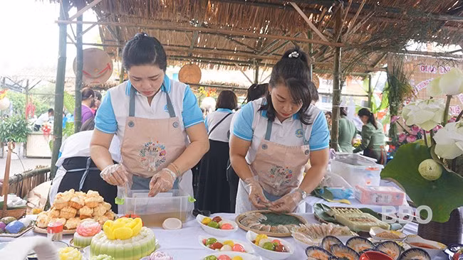 Hội viên phụ nữ tập trung trưng bày mâm bánh truyền thống. Ảnh: Đ.T Hội viên phụ nữ tập trung trưng bày mâm bánh truyền thống. Ảnh: Đ.T