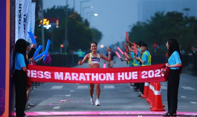 VĐV Phạm Thị Hồng Lệ vô địch cự ly 42 km tại Giải VnExpress Marathon Huế 2025. Ảnh: BTC