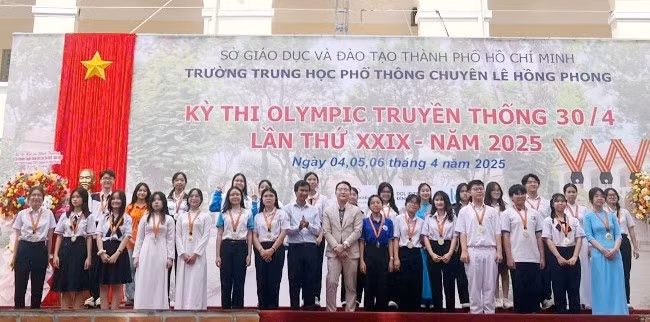 Học sinh Bình Định xuất sắc giành 18 huy chương vàng tại Kỳ thi Olympic 30.4 năm 2025 ảnh 1 Học sinh Bình Định xuất sắc giành 18 huy chương vàng tại Kỳ thi Olympic 30.4 năm 2025 ảnh 1