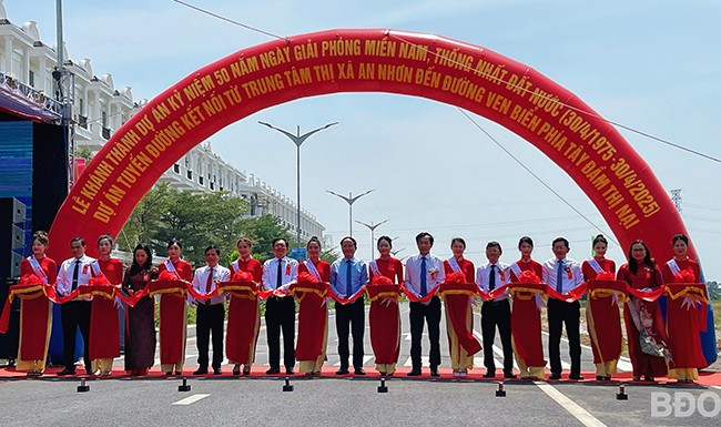 Các lãnh đạo tỉnh cắt băng khánh thành tại buổi lễ. Ảnh: HẢI YẾN