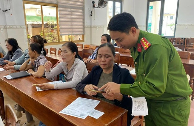 CA phường hướng dẫn hội viên phòng ngừa các thủ đoạn lừa đảo. Ảnh: T.L CA phường hướng dẫn hội viên phòng ngừa các thủ đoạn lừa đảo. Ảnh: T.L