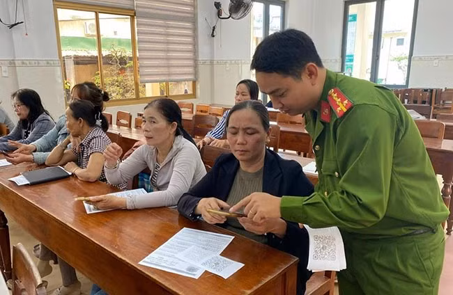 CA phường hướng dẫn hội viên phòng ngừa các thủ đoạn lừa đảo. Ảnh: T.L
