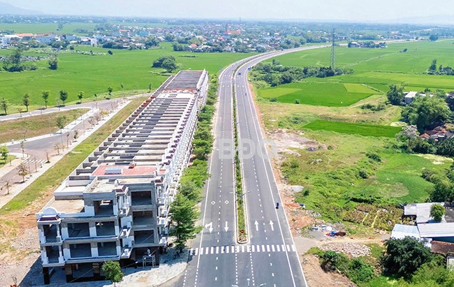 Tuyến đường kết nối từ trung tâm TX An Nhơn đến đường ven biển phía Tây đầm Thị Nại. Ảnh: HẢI YẾN