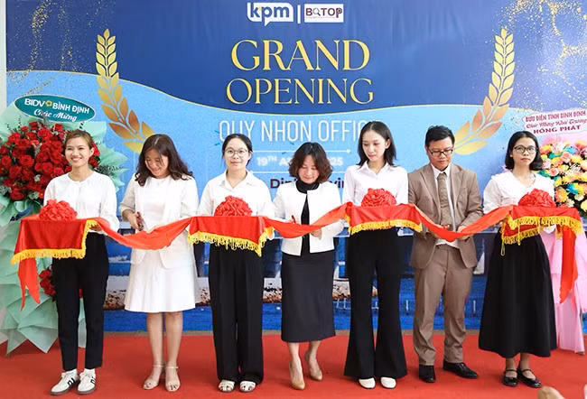 Công ty TNHH KPM Auditing & Advisory cắt băng khai trương văn phòng tại Quy Nhơn. Ảnh: T.S