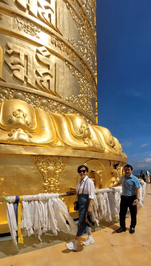 Đại bảo tháp Kinh luân thực chất chính là vòng quay nguyện cầu mang lại những điều bình an trong cuộc sống. Du khách được khuyến khích xoay bánh xe cầu nguyện tại Đại bảo tháp Kinh luân để tìm sự cân bằng, tĩnh lặng trong lòng và lan tỏa bình an ra khắp đất trời. Ảnh: L.N Đại bảo tháp Kinh luân thực chất chính là vòng quay nguyện cầu mang lại những điều bình an trong cuộc sống. Du khách được khuyến khích xoay bánh xe cầu nguyện tại Đại bảo tháp Kinh luân để tìm sự cân bằng, tĩnh lặng trong lòng và lan tỏa bình an ra khắp đất trời. Ảnh: L.N