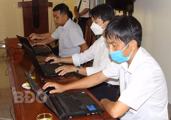 Trung tâm Kinh doanh VNPT Bình Định phối hợp cùng Cục Thuế tỉnh tư vấn, hướng dẫn trực tuyến cho DN quy trình đăng ký, sử dụng HĐĐT. Ảnh: TIẾN SỸ
