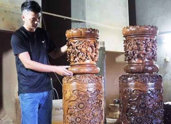 Sản phẩm gỗ mỹ nghệ kích thước lớn và cầu kỳ, tinh xảo được sản xuất theo mẫu mã hàng xuất đi Trung Quốc bị ứ đọng.