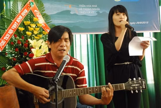 Hình ảnh về Lê Trọng Nghĩa tại các hoạt động văn hóa nghệ thuật trong tỉnh thường thấy xuất hiện cây đàn guitar. Anh đệm đàn, tự trình bày những sáng tác nhạc của mình, hoặc ca khúc phổ thơ của bạn bè. Ảnh: L.T.N