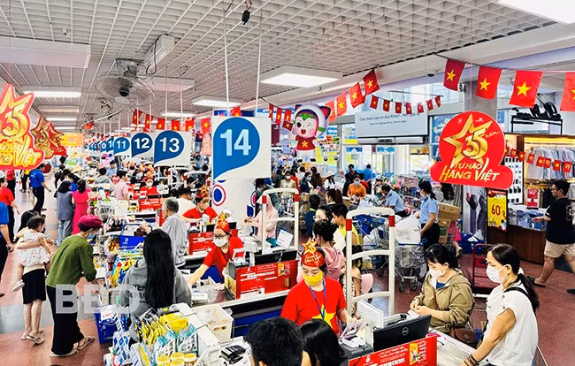 Khách hàng mua sắm tại siêu thị Co.opmart Quy Nhơn. Ảnh: HẢI YẾN