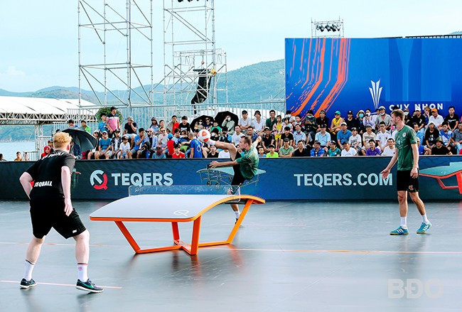 Các hoạt động thể thao là đòn bẩy phát triển du lịch, là cơ hội quảng bá hình ảnh về vùng “đất Võ trời Văn” đến đông đảo bạn bè và du khách quốc tế. - Trong ảnh: Bình Định là địa phương đầu tiên trong cả nước tổ chức thành công Giải Teqball thế giới. Ảnh: N.DŨNG