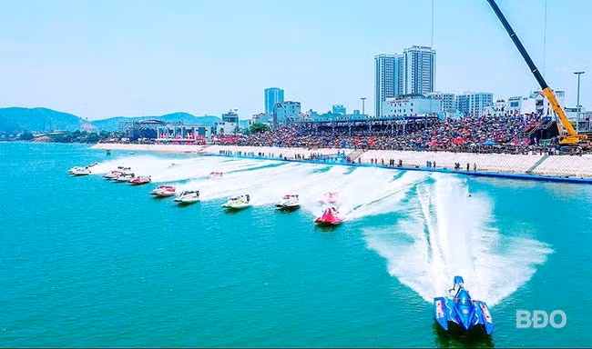 Giải đua mô tô nước thế giới UIM - ABP Aquabike World Championship và Giải đua thuyền máy nhà nghề quốc tế UIM F1H2O World Championship lần đầu tiên ở Việt Nam tổ chức tại Bình Định. Ảnh: N.DŨNG