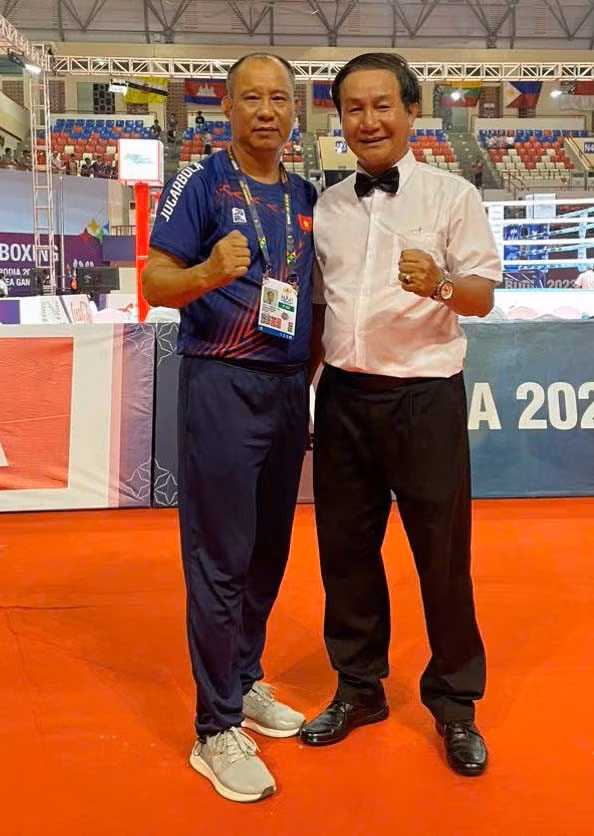 HLV Đặng Hiếu Hân (bên phải) cùng Trưởng bộ môn boxing Việt Nam Vũ Đức Thịnh tại SEA Games 32 tổ chức ở Campuchia. Ảnh: NVCC