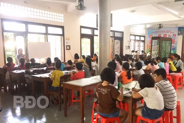 Lớp học vẽ mùa hè năm 2018 tại Thư viện tỉnh. Lớp học vẽ mùa hè năm 2018 tại Thư viện tỉnh.