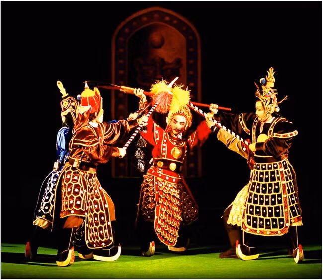 Một cảnh trong vở Mộng Bá Vương do diễn viên Nhà hát Nghệ thuật truyền thống tỉnh Bình Định biểu diễn. Ảnh: THÚY HƯỜNG