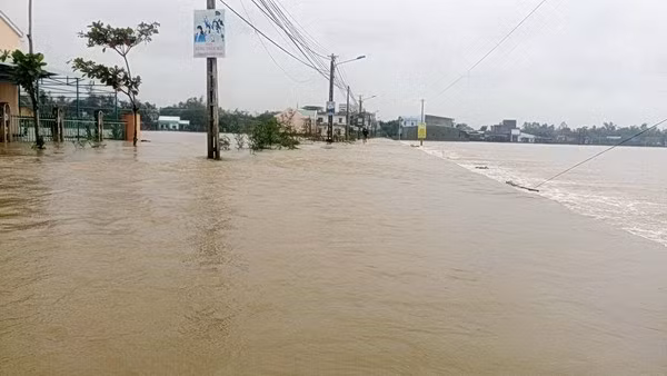 Nước lũ làm ngập đường giao thông liên xã Phước Hòa – Phước Thắng (huyện Tuy Phước) đi xã Cát Chánh (huyện Phù Cát)