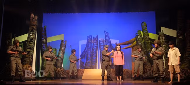 Một cảnh trong vở ca kịch bài chòi Dòng sông kể chuyện. Ảnh: NGỌC NHUẬN