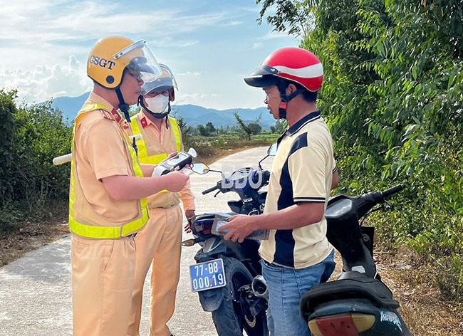 Tổ công tác kiểm tra nồng độ cồn tại tuyến bê tông nông thôn trên địa bàn xã Bình Tân, huyện Tây Sơn. Ảnh: K.A