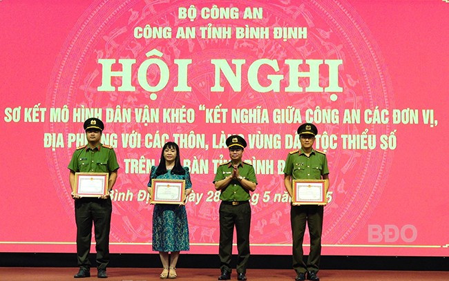 Thừa ủy quyền Lãnh đạo bộ CA, lãnh đạo Cục Xây dựng phong trào Toàn dân bảo vệ an ninh Tổ quốc (Bộ CA) trao Bằng khen của Bộ cho tập thể và 2 cá nhân có thành tích trong thực hiện Mô hình. Ảnh: M.N