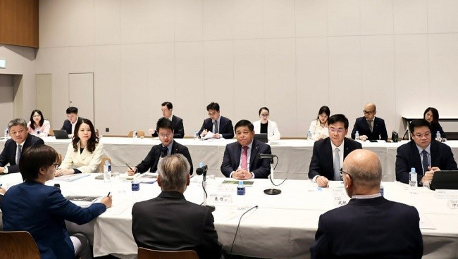 Phó Thủ tướng Nguyễn Chí Dũng tiếp Chủ tịch HĐQT Tập đoàn Rapidus, Higashi Tetsuro. Ảnh: VGP Phó Thủ tướng Nguyễn Chí Dũng tiếp Chủ tịch HĐQT Tập đoàn Rapidus, Higashi Tetsuro. Ảnh: VGP