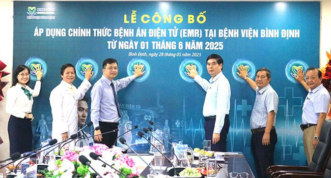 Lãnh đạo tỉnh và đại biểu thực hiện nghi thức ấn nút công bố triển khai bệnh án điện tử. Ảnh: M.H