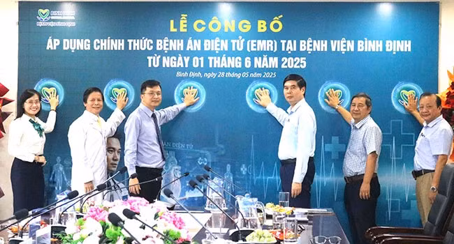 Lãnh đạo tỉnh và đại biểu thực hiện nghi thức ấn nút công bố triển khai bệnh án điện tử. Ảnh: M.H