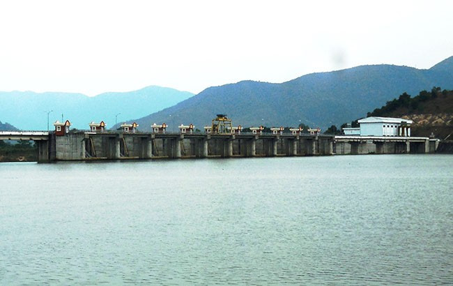 Cần khai thác, sử dụng tiết kiệm và hiệu quả TNN nói chung, nưới dưới đất nói riêng để đảm bảo an ninh cấp nước. - Trong ảnh: Công trình Đập dâng Văn Phong (huyện Tây Sơn) điều tiết nguồn nước, góp phần đảm bảo an ninh cấp nước. Ảnh: V.L