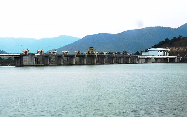 Cần khai thác, sử dụng tiết kiệm và hiệu quả TNN nói chung, nưới dưới đất nói riêng để đảm bảo an ninh cấp nước. - Trong ảnh: Công trình Đập dâng Văn Phong (huyện Tây Sơn) điều tiết nguồn nước, góp phần đảm bảo an ninh cấp nước. Ảnh: V.L