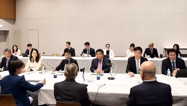 Phó Thủ tướng Nguyễn Chí Dũng tiếp Chủ tịch HĐQT Tập đoàn Rapidus, Higashi Tetsuro. Ảnh: VGP Phó Thủ tướng Nguyễn Chí Dũng tiếp Chủ tịch HĐQT Tập đoàn Rapidus, Higashi Tetsuro. Ảnh: VGP