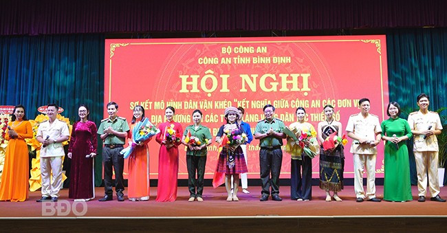 Lãnh đạo CA tỉnh tặng hoa chúc mừng đội văn nghệ. Ảnh: M.N