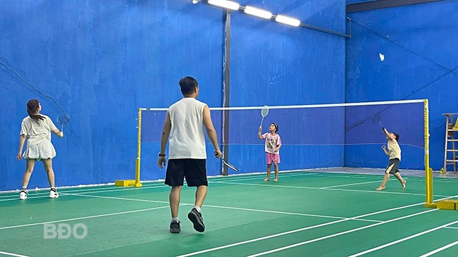 Mùa hè, gia đình anh Đặng Thiên An (thị trấn Diêu Trì, huyện Tuy Phước) cùng con chơi cầu lông tại sân cầu lông Tuy Phước (huyện Tuy Phước) để rèn luyện sức khỏe. Ảnh: H.Đ Mùa hè, gia đình anh Đặng Thiên An (thị trấn Diêu Trì, huyện Tuy Phước) cùng con chơi cầu lông tại sân cầu lông Tuy Phước (huyện Tuy Phước) để rèn luyện sức khỏe. Ảnh: H.Đ