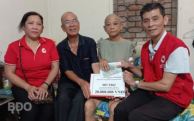 Ông Lê Phong, Phó Chủ tịch thường trực Hội CTĐ tỉnh (bìa phải) trao tiền hỗ trợ cho bà Nguyễn Thị Phu. Ông Lê Phong, Phó Chủ tịch thường trực Hội CTĐ tỉnh (bìa phải) trao tiền hỗ trợ cho bà Nguyễn Thị Phu.