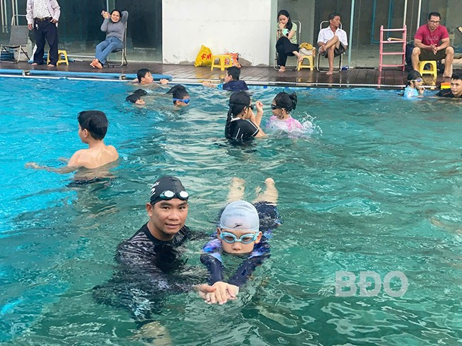 Tại TP Quy Nhơn, nhiều gia đình cho con tham gia các lớp học bơi dịp hè để trang bị kỹ năng. Ảnh: H.Đ Tại TP Quy Nhơn, nhiều gia đình cho con tham gia các lớp học bơi dịp hè để trang bị kỹ năng. Ảnh: H.Đ