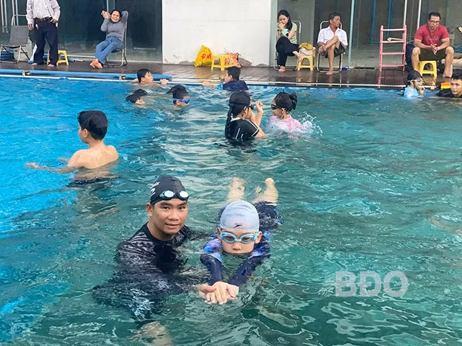 Tại TP Quy Nhơn, nhiều gia đình cho con tham gia các lớp học bơi dịp hè để trang bị kỹ năng. Ảnh: H.Đ
