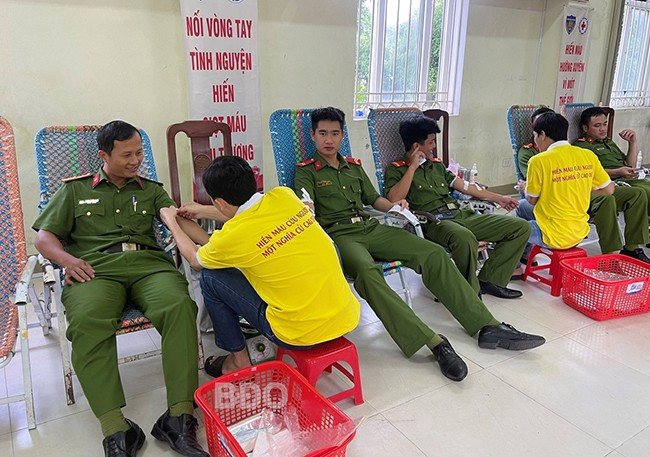 Đông đảo cán bộ, chiến sĩ của Trung đoàn tham gia hiến máu. Ảnh: NGỌC HUY Đông đảo cán bộ, chiến sĩ của Trung đoàn tham gia hiến máu. Ảnh: NGỌC HUY