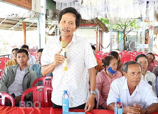 Diêm dân chia sẻ nhiều tâm tư về đầu ra và giá thu mua muối. Ảnh: N.N