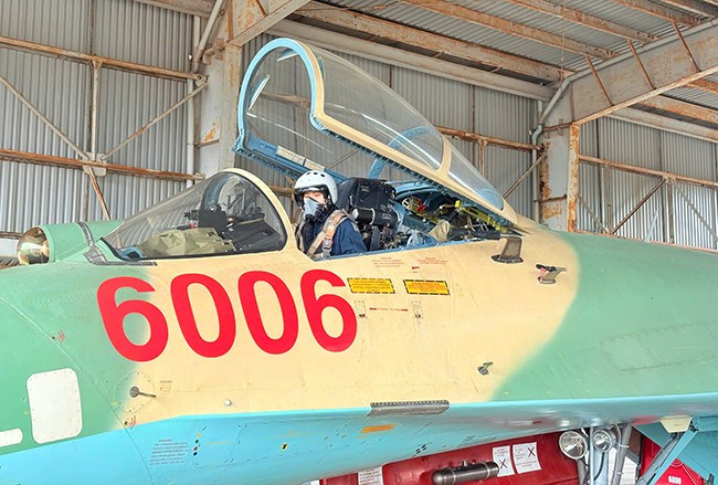 Đại úy, phi công Nguyễn Hoàng Hải Quang chuẩn bị thực hiện nhiệm vụ trên máy bay Su-27. Ảnh: HỮU LỆ Đại úy, phi công Nguyễn Hoàng Hải Quang chuẩn bị thực hiện nhiệm vụ trên máy bay Su-27. Ảnh: HỮU LỆ