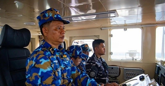 Sau khi nhận thông báo từ Tàu 992 điều hành lễ duyệt binh của Hải quân nước chủ nhà Indonesia, chỉ huy Tàu 09 cùng với hoa tiêu của Hải quân Indonesia phối hợp đưa tàu vào vị trí duyệt binh, nhanh chóng triển khai đội hình cùng các tàu khác chào tàu chỉ huy. (Ảnh: Báo Quân đội Nhân dân)