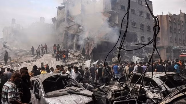 Một tòa nhà ở Dải Gaza đổ sập sau cuộc tập kích của Israel. Ảnh: NYTimes