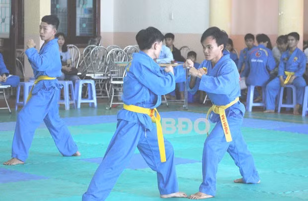 HLV Nguyễn Khắc Điệp (người đầu tiên bên phải) cùng học trò tham gia Giải cúp CLB vovinam TP Quy Nhơn mở rộng năm 2018.