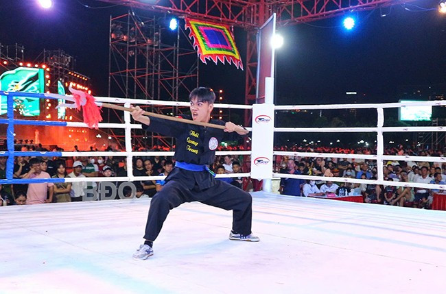 VĐV Thái Quang Trung (võ đường Phan Hòa) biểu diễn tiết mục quyền thuật Đinh ba. Ảnh: H.V