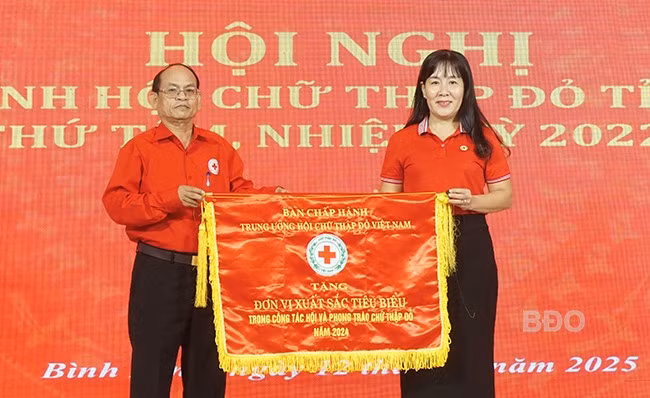 Trao cờ thi đua cho Hội CTĐ huyện Hoài Ân. Ảnh: D.L