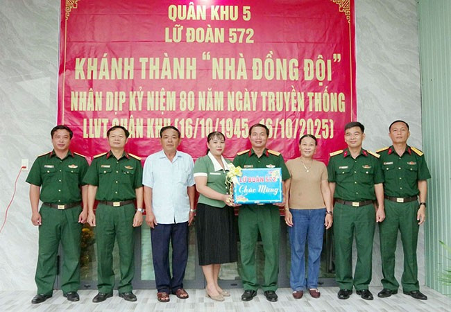 Thượng tá Nguyễn Thanh Đàn, Phó Chính ủy Lữ đoàn tặng quà và bàn giao nhà cho anh Tiến. Ảnh: ĐVCC