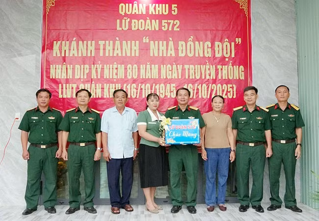 Thượng tá Nguyễn Thanh Đàn, Phó Chính ủy Lữ đoàn tặng quà và bàn giao nhà cho anh Tiến. Ảnh: ĐVCC