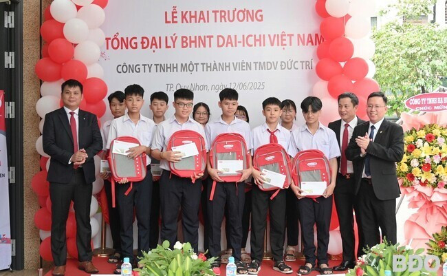 Ông Đặng Hồng Hải (Tổng Giám đốc Dai-ichi Life Việt Nam (bìa trái) trao học bổng cho học sinh có hoàn cảnh khó khăn tại chương trình. Ảnh: ĐVCC Ông Đặng Hồng Hải (Tổng Giám đốc Dai-ichi Life Việt Nam (bìa trái) trao học bổng cho học sinh có hoàn cảnh khó khăn tại chương trình. Ảnh: ĐVCC