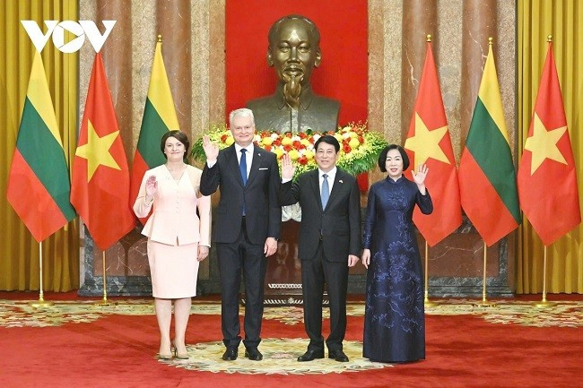 Chủ tịch nước Lương Cường và Phu nhân cùng Tổng thống Litva và Phu nhân tại lễ đón chính thức.