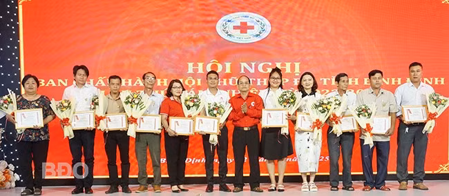 Trao Kỷ niệm chương cho các cá nhân tại chương trình. Ảnh: D.L