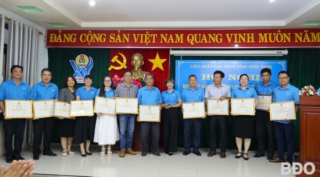 LĐLĐ tỉnh tặng bằng khen cho cá nhân có thành tích xuất sắc trong Tháng Công nhân năm 2025 trên địa bàn tỉnh. Ảnh: H.THU LĐLĐ tỉnh tặng bằng khen cho cá nhân có thành tích xuất sắc trong Tháng Công nhân năm 2025 trên địa bàn tỉnh. Ảnh: H.THU